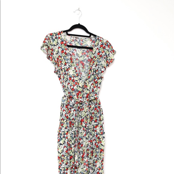 Like new Free People Ruffle Your Feathers floral jumpsuit size SM. - Picture 3 of 5